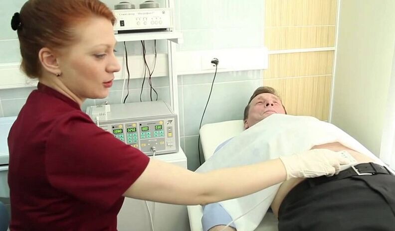 Lekarz bada pacjenta w celu zdiagnozowania zapalenia gruczołu krokowego